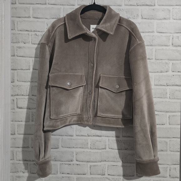 EUC Abercrombie & Fitch Women's Cropped Corduroy Velour Shirt Jacket Tan Size M - Picture 5 of 10